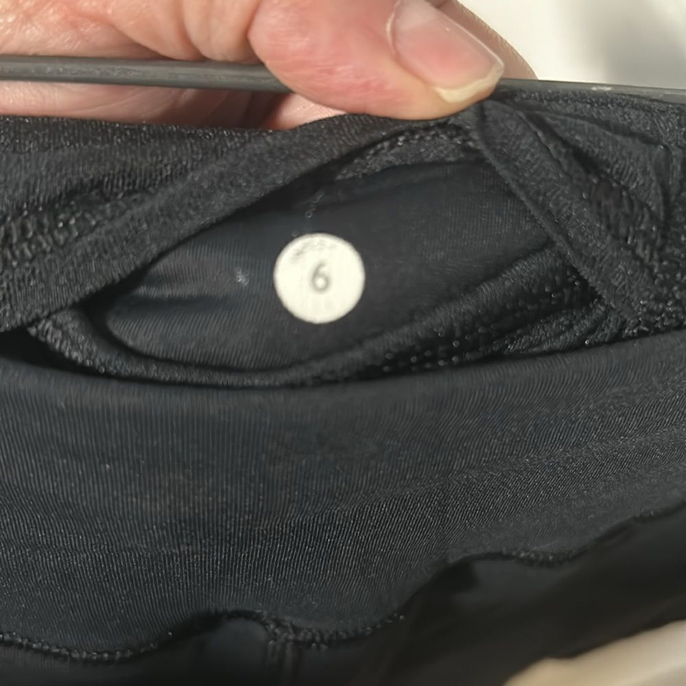 Lululemon size 6 workout pants - Picture 7 of 7